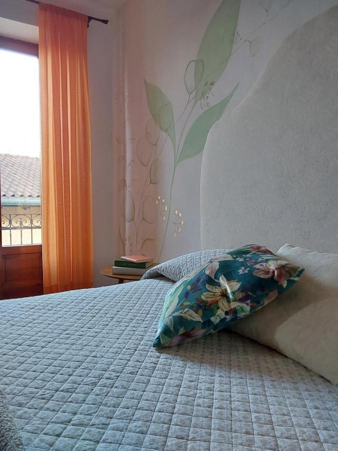 Casa Vacanze Malvarosa Casale Corte Cerro Bagian luar foto